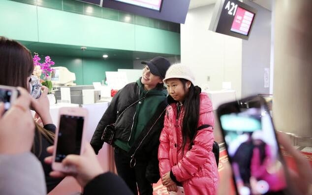 马思纯合影“虹桥一姐”了？