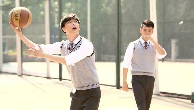 张艺兴在学校宿舍楼下打篮球了？