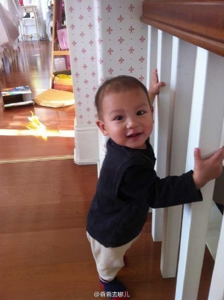 小亮仔旧照曝光了，帅了一地？