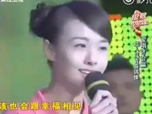 郑爽旧时上台表演歌曲的视频被网友扒出了？