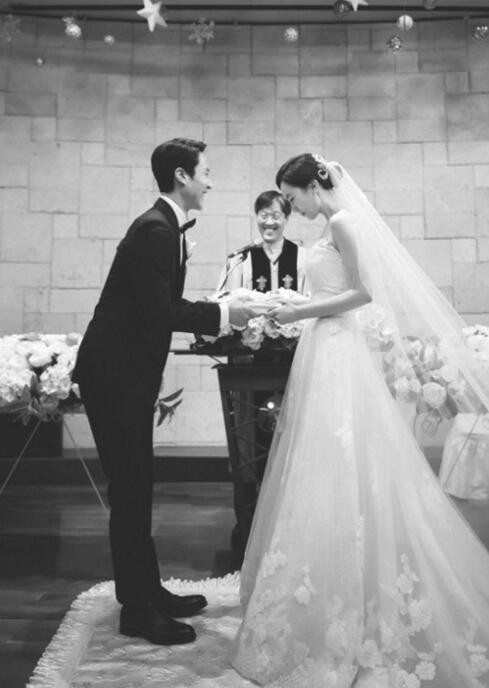 韩国演员郑宇与金有美什么时候结婚的？