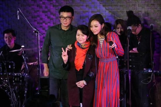 一段卓伟做客某节目时的视频在网络流传