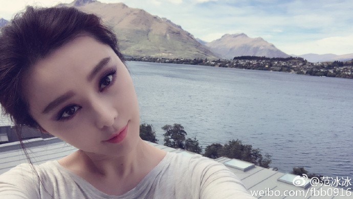 范冰冰微博晒出自拍，她忙里偷闲在湖畔享受着大自然的的新鲜空气