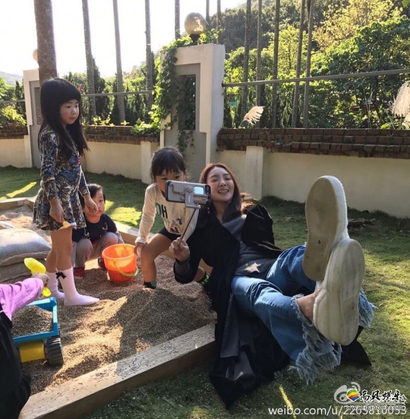 曹格娇妻吴速玲在微博晒出Joe和姐姐的玩耍照