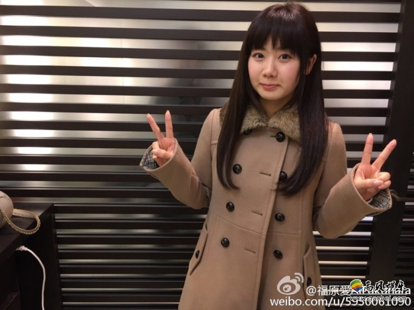 福原爱晒出一组照片，在理发店比剪刀手，童颜人妻萌翻网友