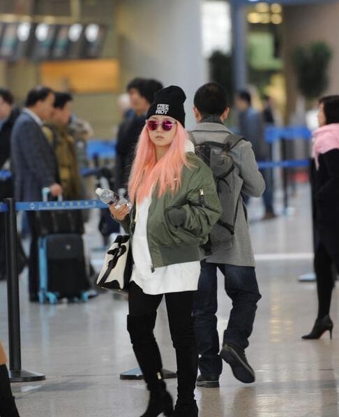 深陷离婚风波的何洁清晨现身机场？