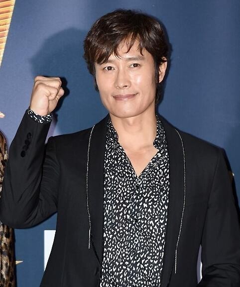 李秉宪参加了电影《MASTER》的VIP试映获娇妻支持不受“热吻门”影响？