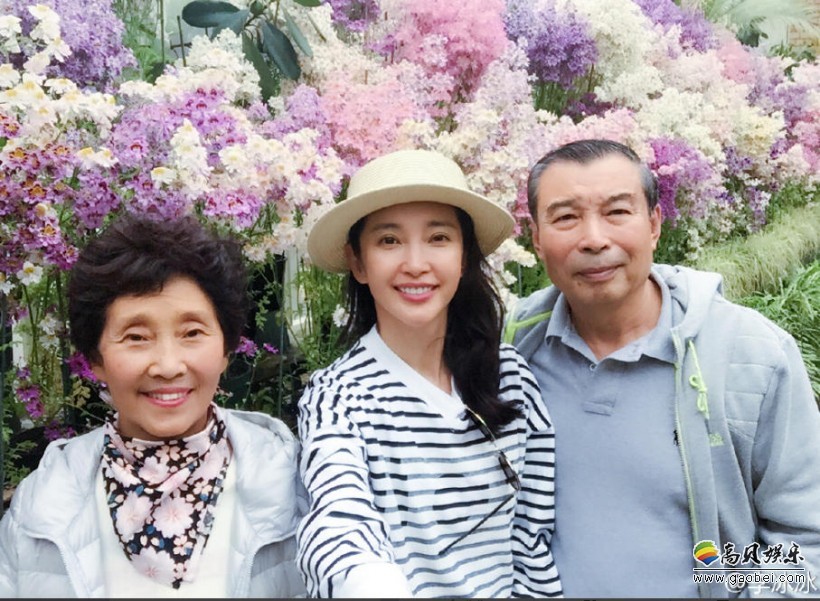 李冰冰与爸爸妈妈一起赏花了？