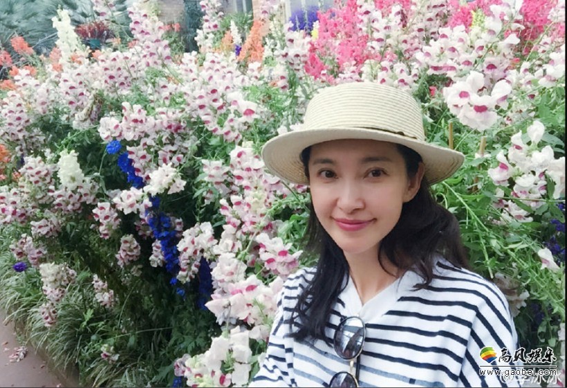 冰冰在花丛中淡雅一笑好美？