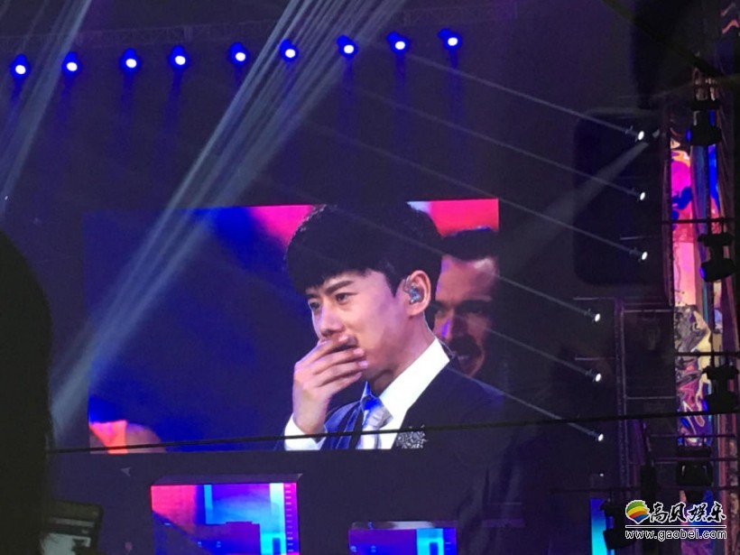 张杰现场演唱会为什么泪洒现场 ？