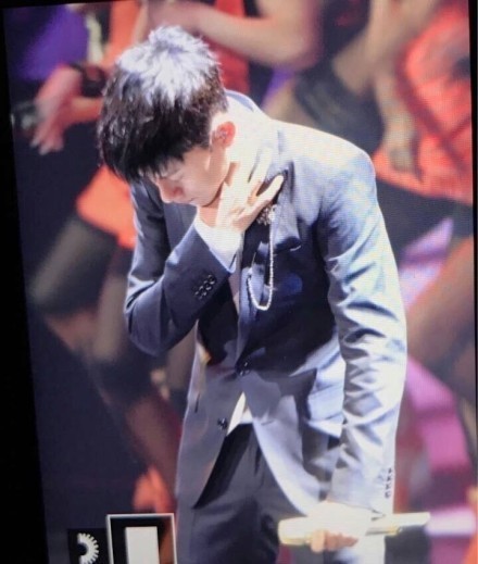 歌手张杰跨年歌会上为什么鞠躬？