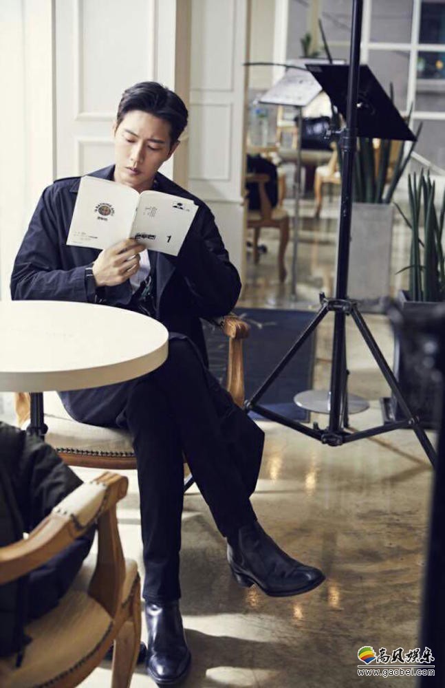 朴海镇吃饭走路都在看剧本被赞了？