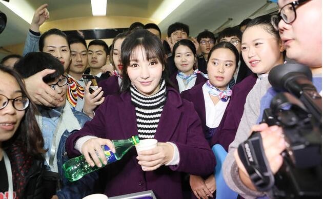 柳岩马不停蹄来到江南做什么了？