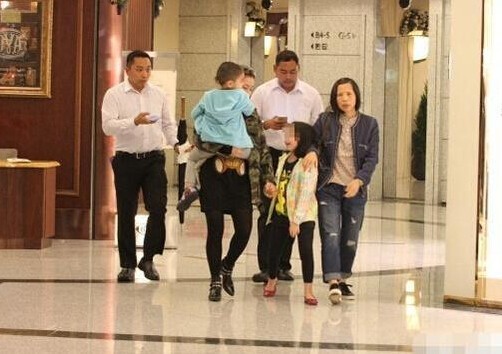 虽然大刘刘銮雄已经赐予甘比“刘太”的名分但她依旧做惯全职妈咪