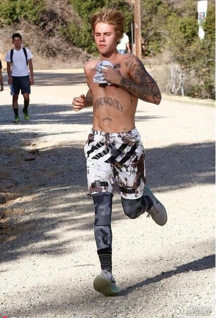 贾斯汀·比伯赤裸纹身外出晨跑？