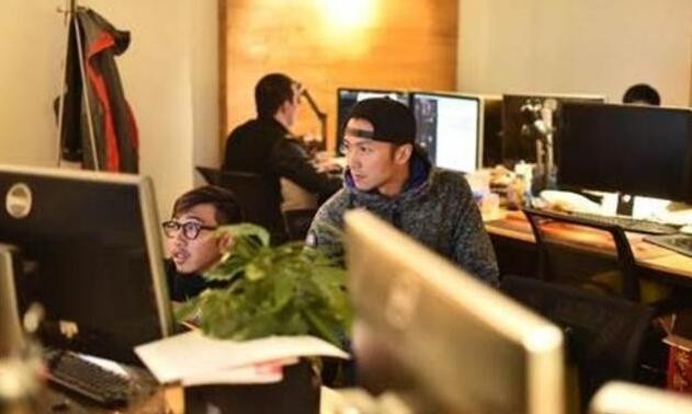 王菲个唱，男朋友谢霆锋负责什么呢？