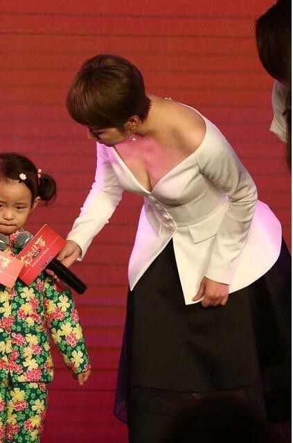 马丽一个俯身好身材展现得淋漓尽致？