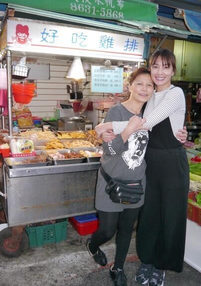 台女星湘莹和妈妈一起卖鸡排还债？