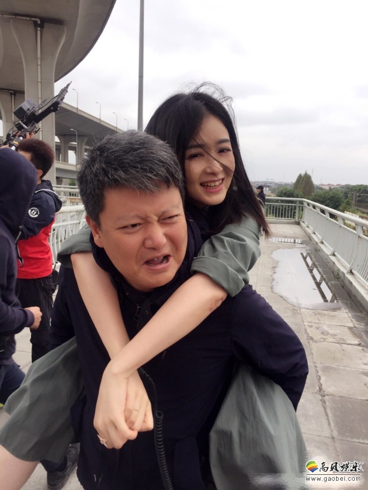 导演背着女星蒋欣呢？