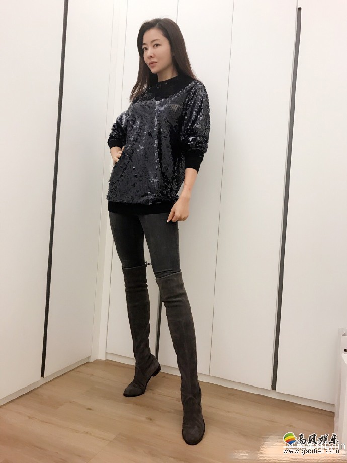 熊黛林更新微博还不忘踮着脚？