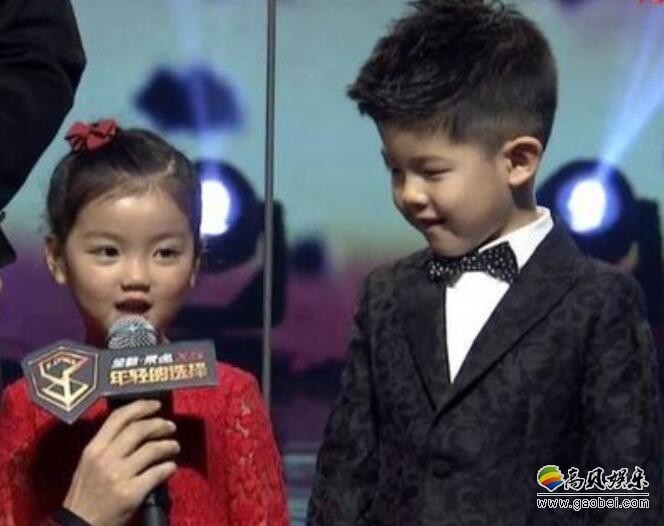 安吉和阿拉蕾一起出席了颁奖典礼？