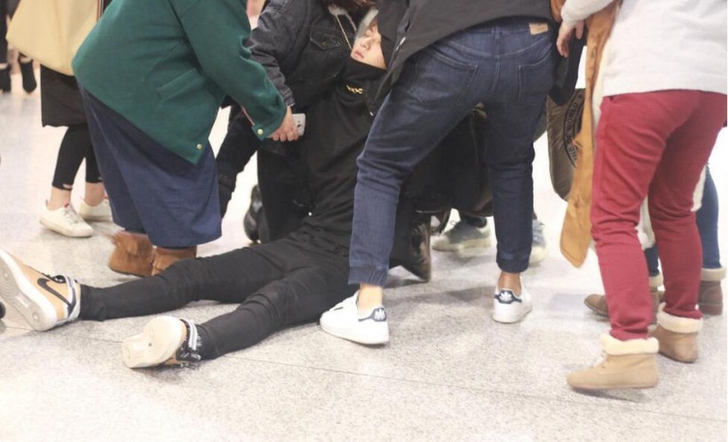 黄子韬在北京机场准备出发时突然病倒了？