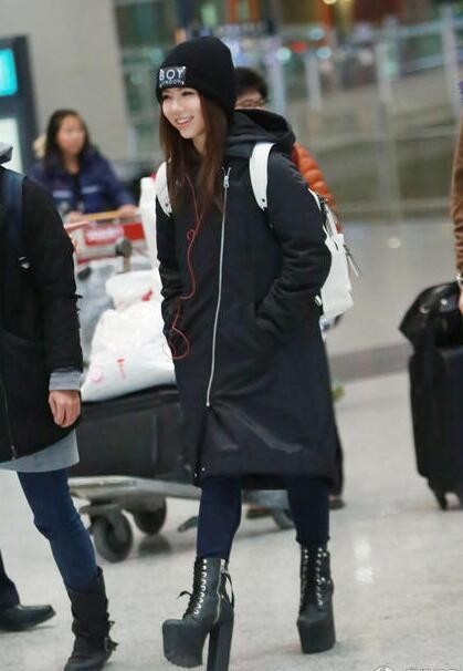 邓紫棋现身首都机场，可这驴蹄靴？