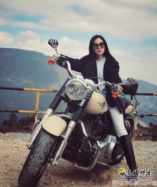 李小璐自曝帅气骑摩托的照片了？