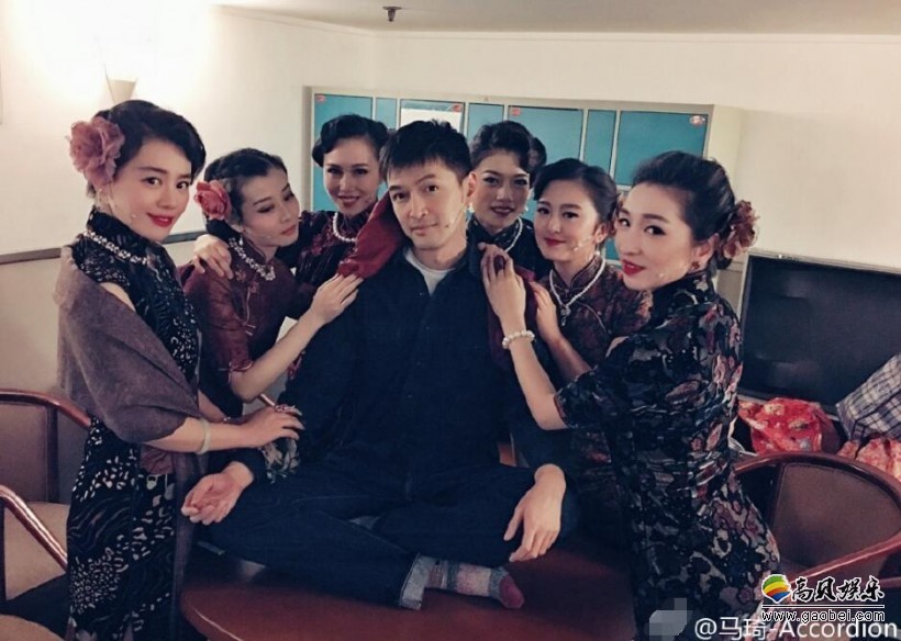 胡歌与众美女的包围，这是什么情况？