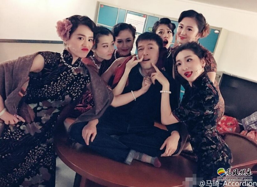 胡歌被一群小妖精包围了？