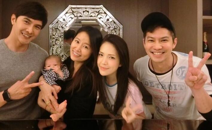 12月24日林心如在脸书晒出一组和好友的合照