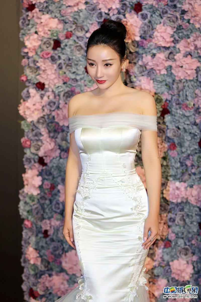 柳岩身着一袭薄荷绿抹胸鱼尾礼服裙，亮相某盛典