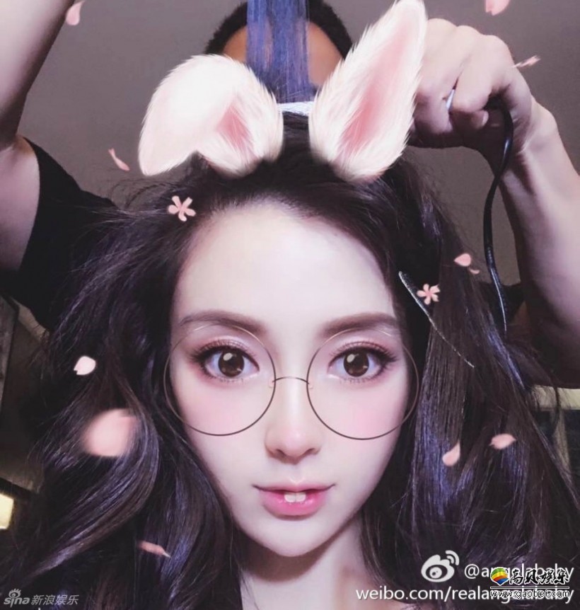 为迎接圣诞节，高圆圆、杨幂、Baby、张翰等明星晒出节日照