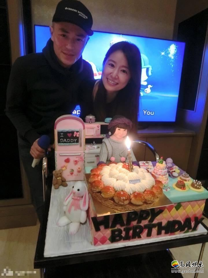 林心如晒出帮霍建华庆生的萌照