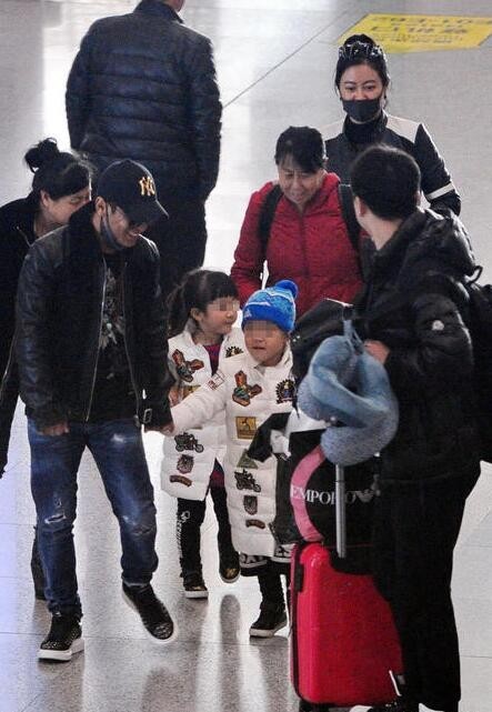 宋小宝一对龙凤胎儿女罕见亮相？