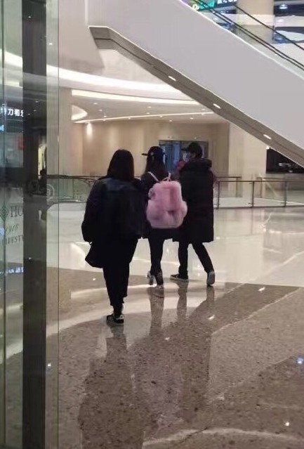 范冰冰和李晨在青岛牵手逛街了？