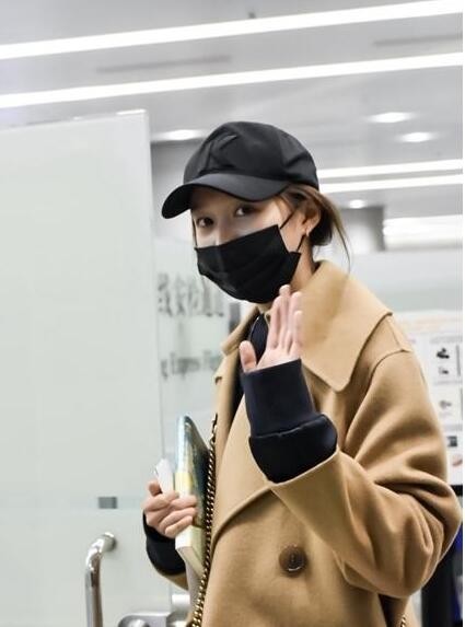 穿卡其色大衣戴着帽子的关晓彤现身机场？