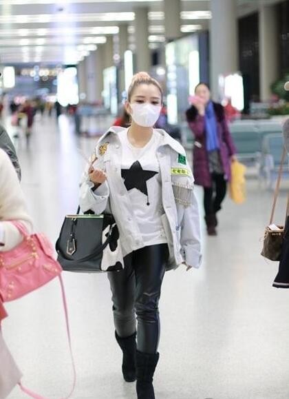 何洁在录制完节目后赶赴机场返京？