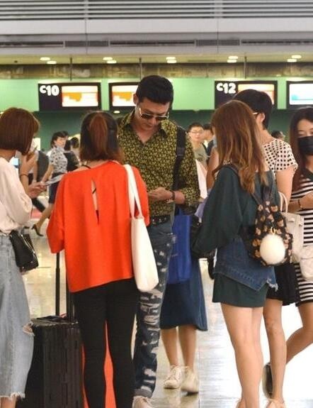 鲍蕾、陆毅夫妻现身机场了？