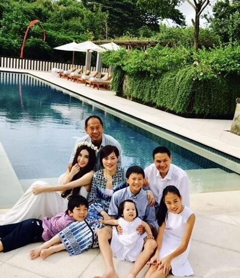 温碧霞及家人在巴厘岛过圣诞节了？