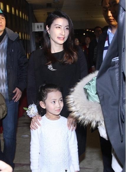 郭晶晶搭肩小女孩现身活动？