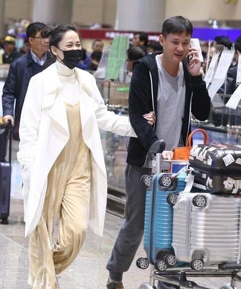 陈乔恩与神秘男一同抵达台北机场了？