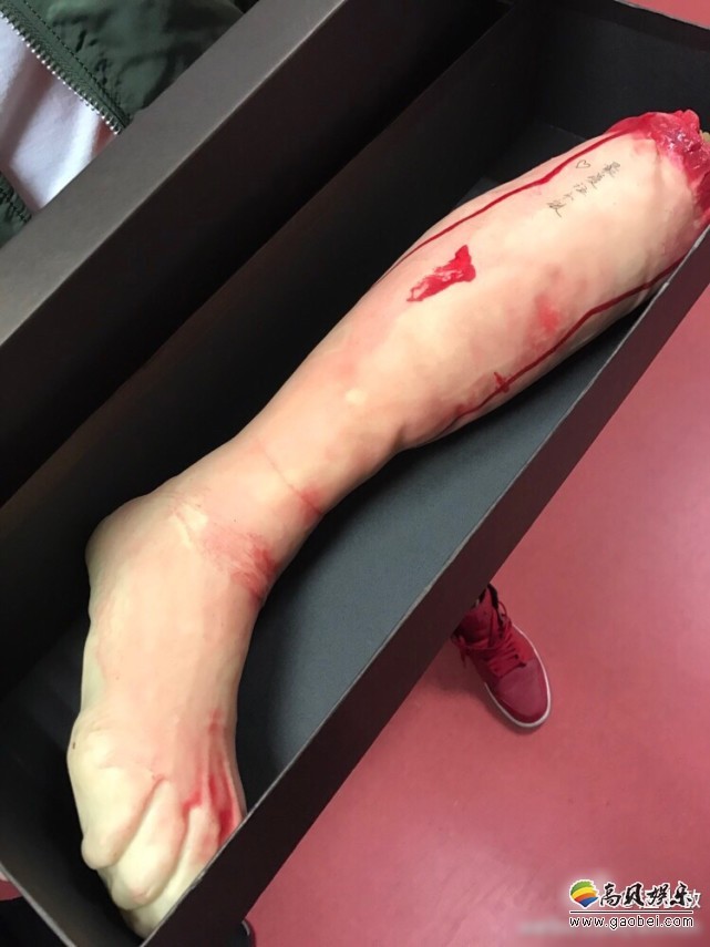 汪小敏收人腿礼盒当场懵掉了？