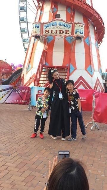 有网友在嘉年华遇到张柏芝带着两个儿子游玩