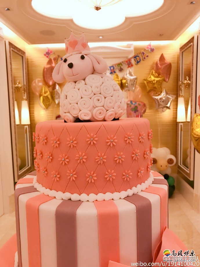 章子怡微博晒出为醒宝一周岁庆生的美照