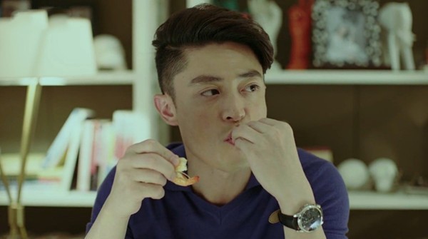 老干部霍建华外出吃饭，几乎把这里的特色菜都点了