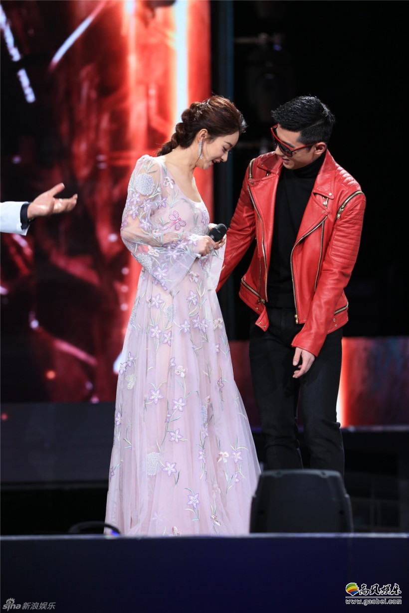 张继科赵丽颖牵手唱《私奔到地球》