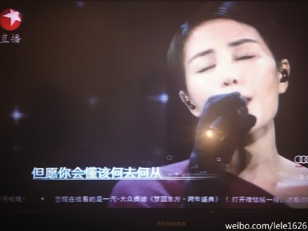 说好的天后王菲并未来到现场，大屏幕上给大家播放事先录好的歌