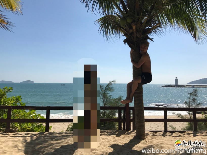 贾乃亮晒出一家三口度假的照片