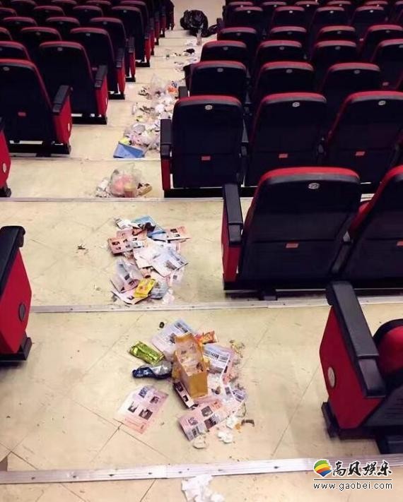 马伊琍在微博晒出一组照片，想说明家教很重要